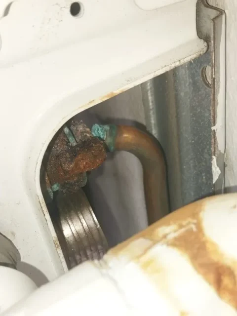kombi alttan su akıtıyor